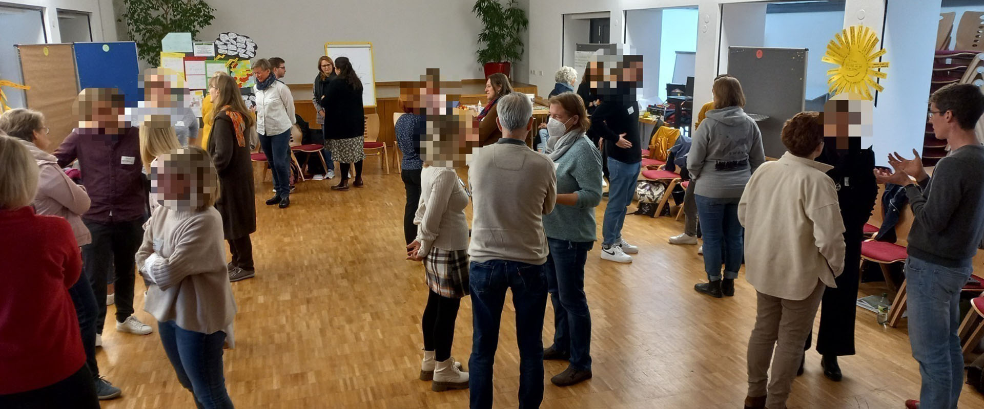 Workshop: Menschen stehen zusammen und sprechen miteinander